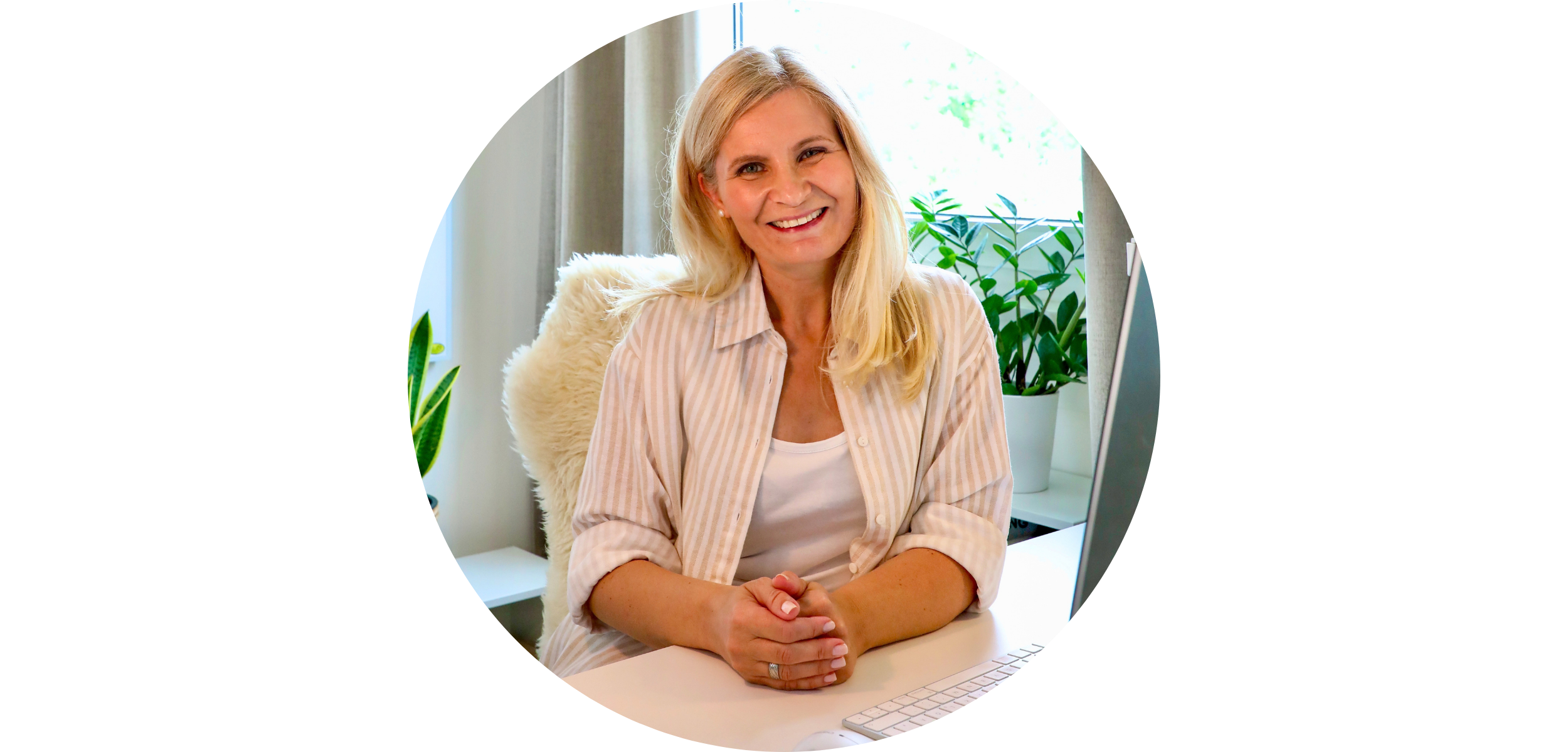 Sanja am Schreibtisch