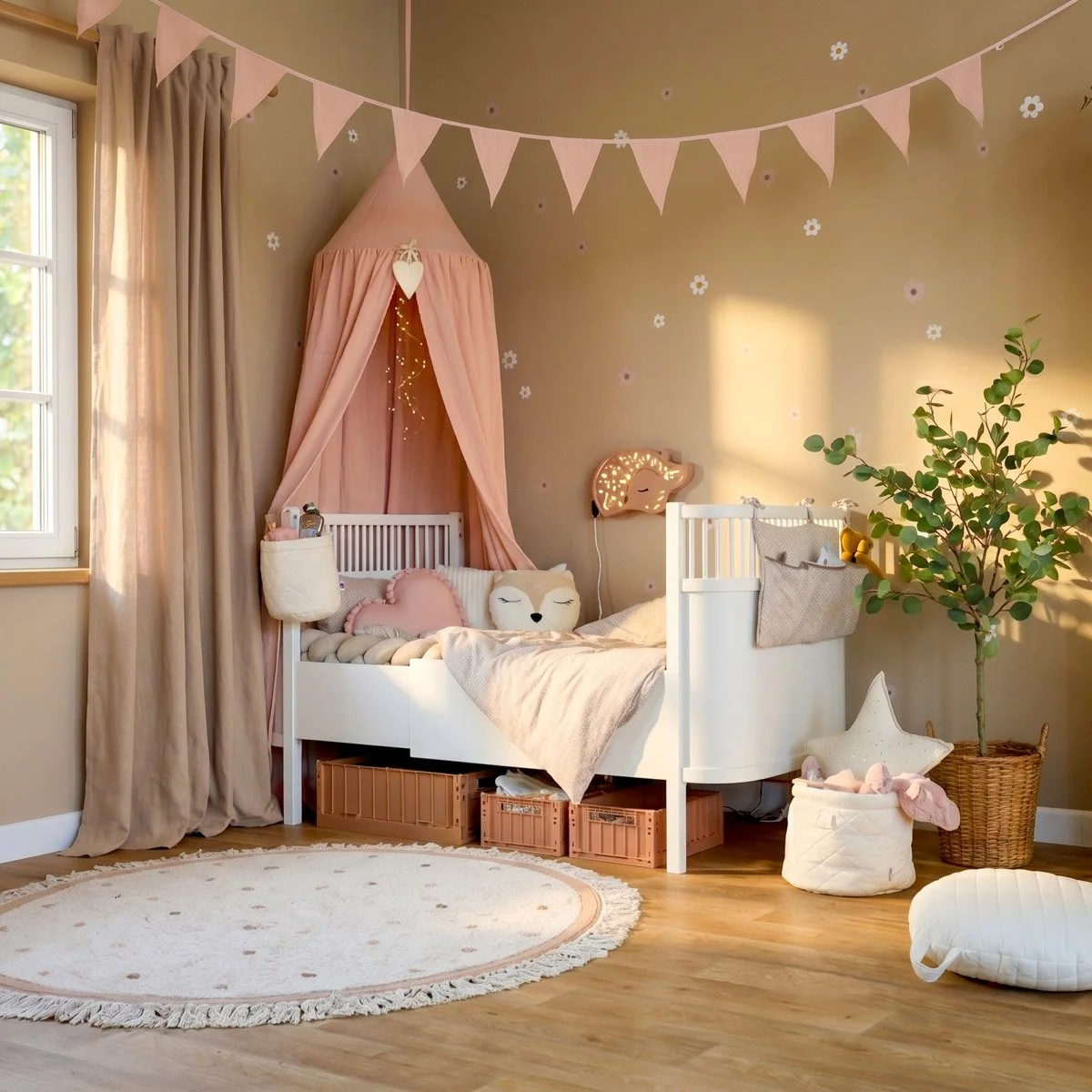 Kinderbett mit weichem Betthimmel, Bettwäsche, Kissen und Vorhängen im Kinderzimmer mit warmen Farben