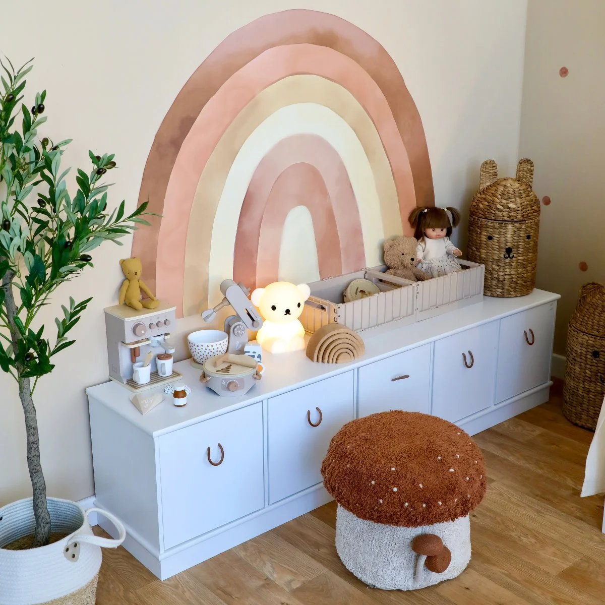 Kinderzimmer mit Spielzeugregal und schöner Wandgestaltung in Naturfarben