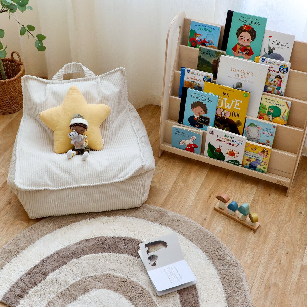 Sitzsack mit Kuschelteppich und Bücherregal