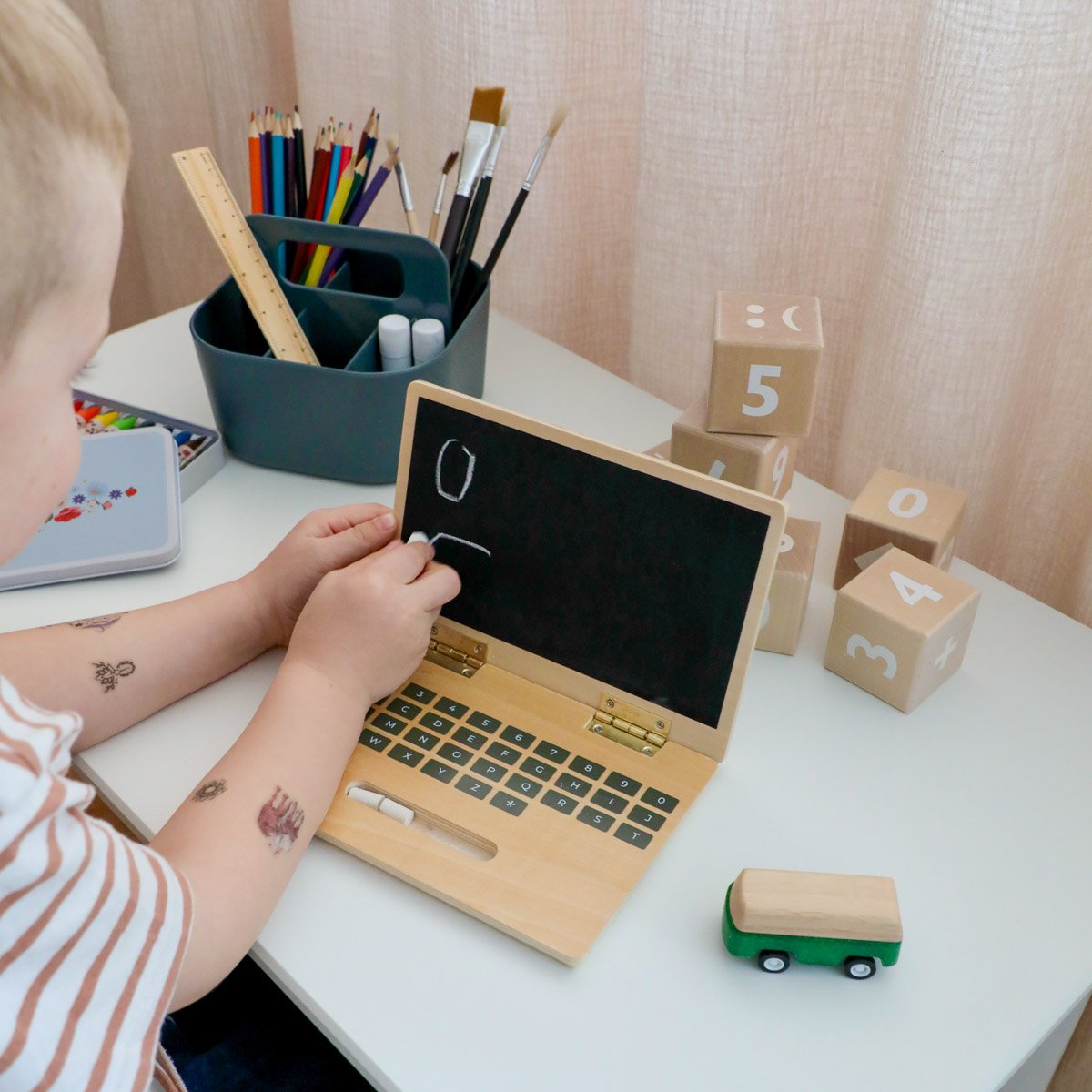 Kreativzone im Kinderzimmer mit Tisch, Stuhl und Schreibutensilien