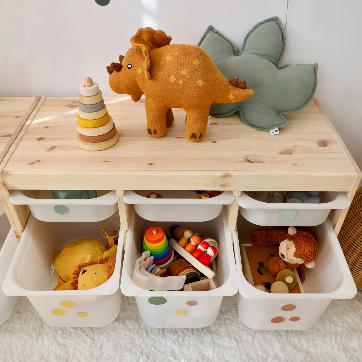 Aufbewahrung im Kinderzimmer mit Regalen und Boxen von IKEA