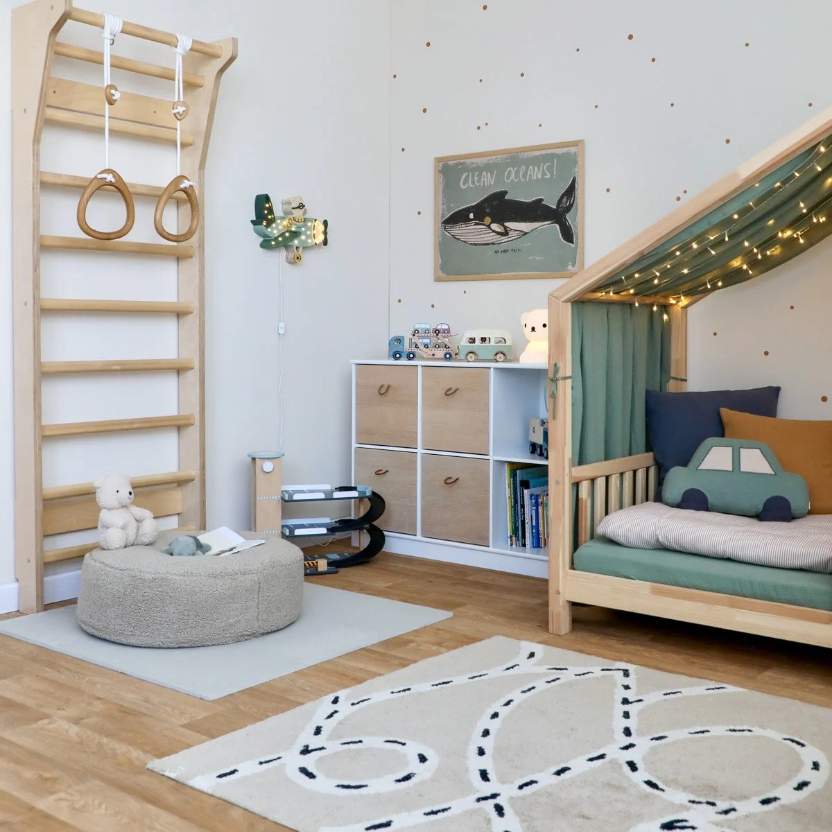 Kinderzimmer mit klarer Aufteilung für Schlafen, Spielen und Aufbewahrung