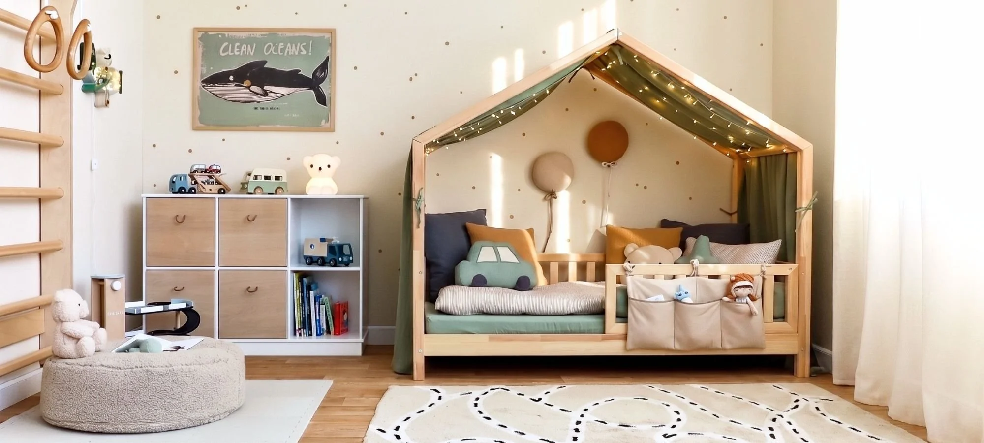Gemütliches Kinderzimmer mit Hausbett, Regal und weichen Textilien in Grün, Beige und Braun