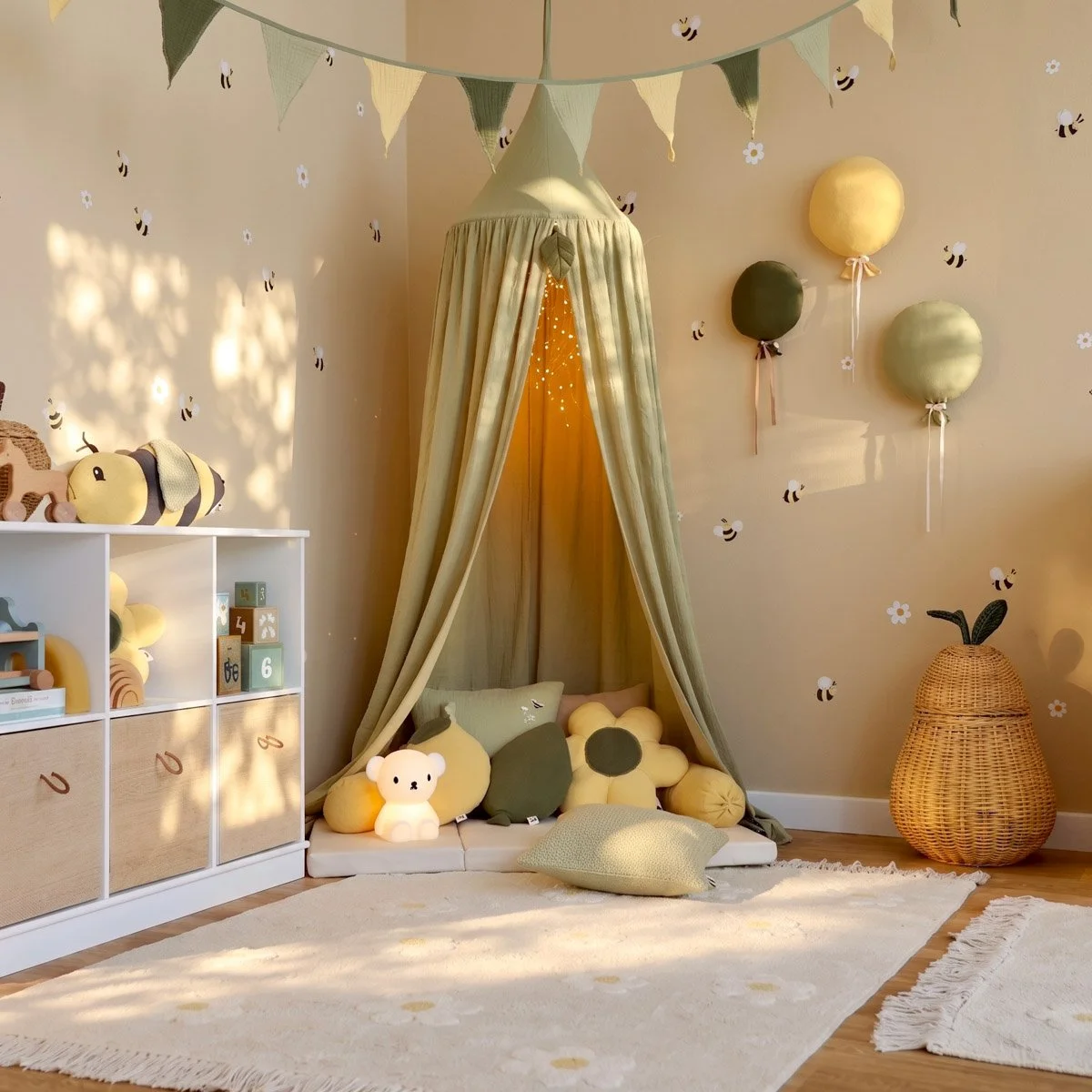 Kinderzimmer mit natürlichem Licht, Kuschelecke und weichen Textilien für geborgene Stimmung