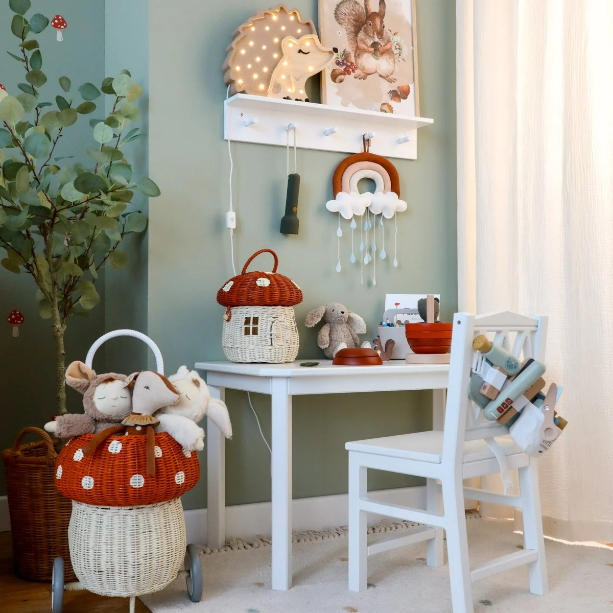Malecke im Mädchenzimmer mit Tisch, Stuhl, Wandregal und Wald-Deko