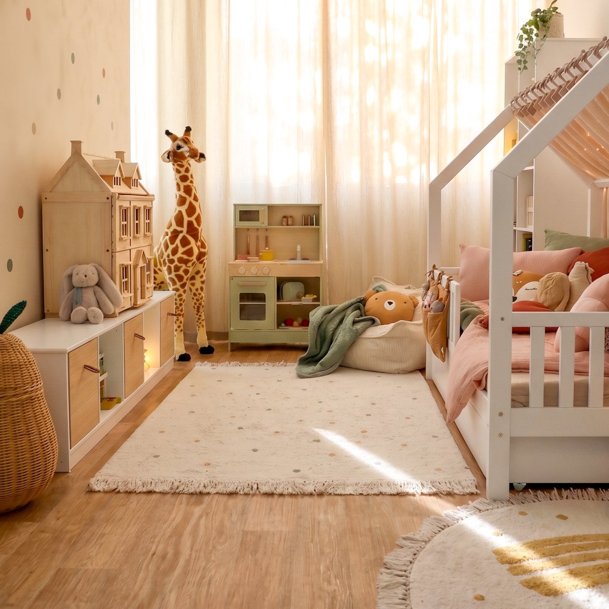 Kleiner Spielbereich im Kinderzimmer mit Teppich und übersichtlicher Ordnung