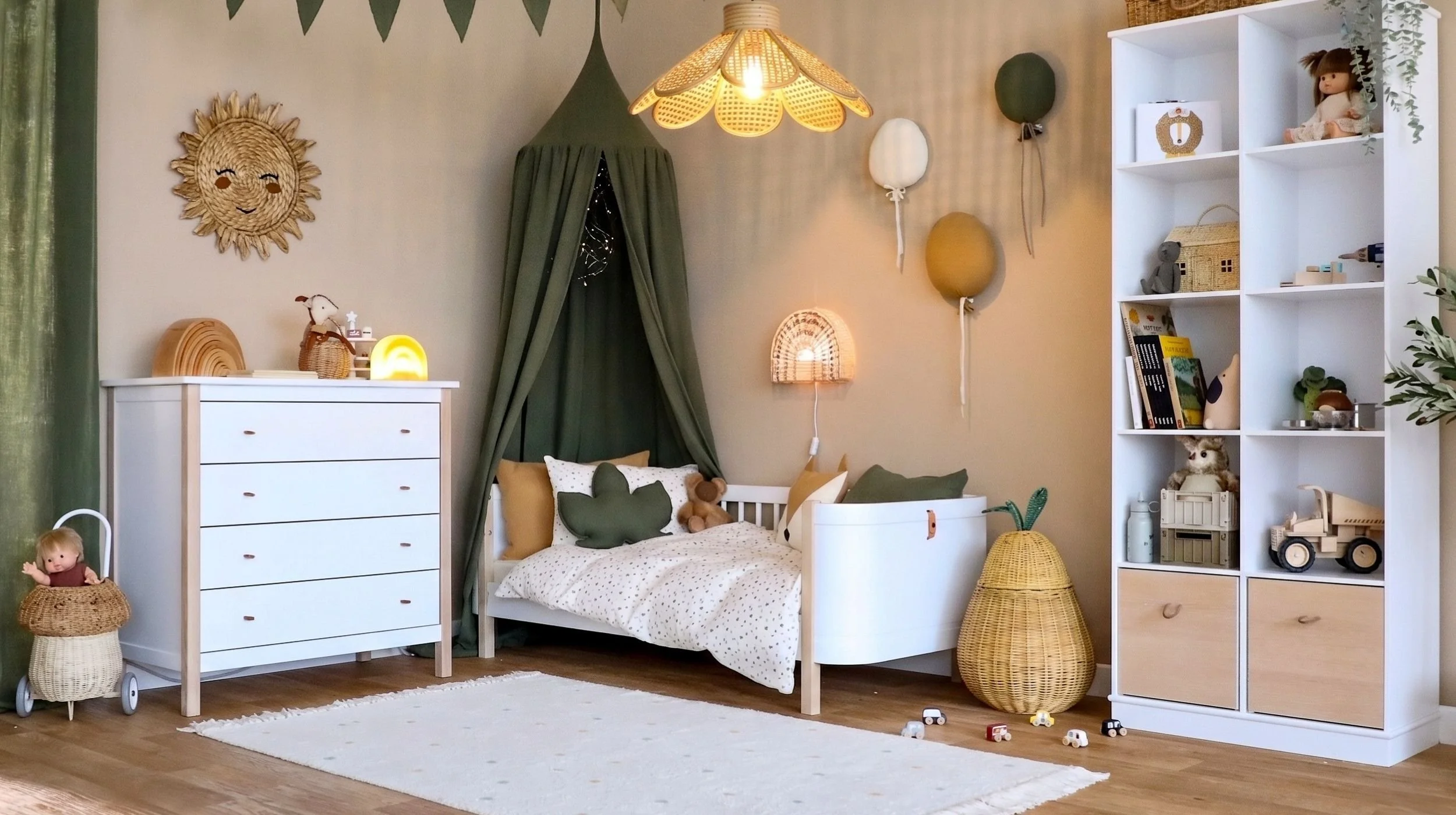 Kinderzimmer in warmen Naturtönen mit Bett und Baldachin, Spielregal und freier Spielfläche