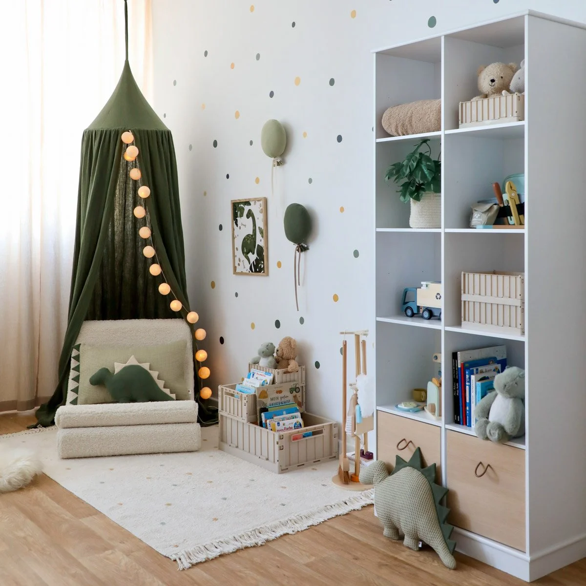 Helles Kinderzimmer mit Spielbereich, Stauraum und ruhiger Gestaltung