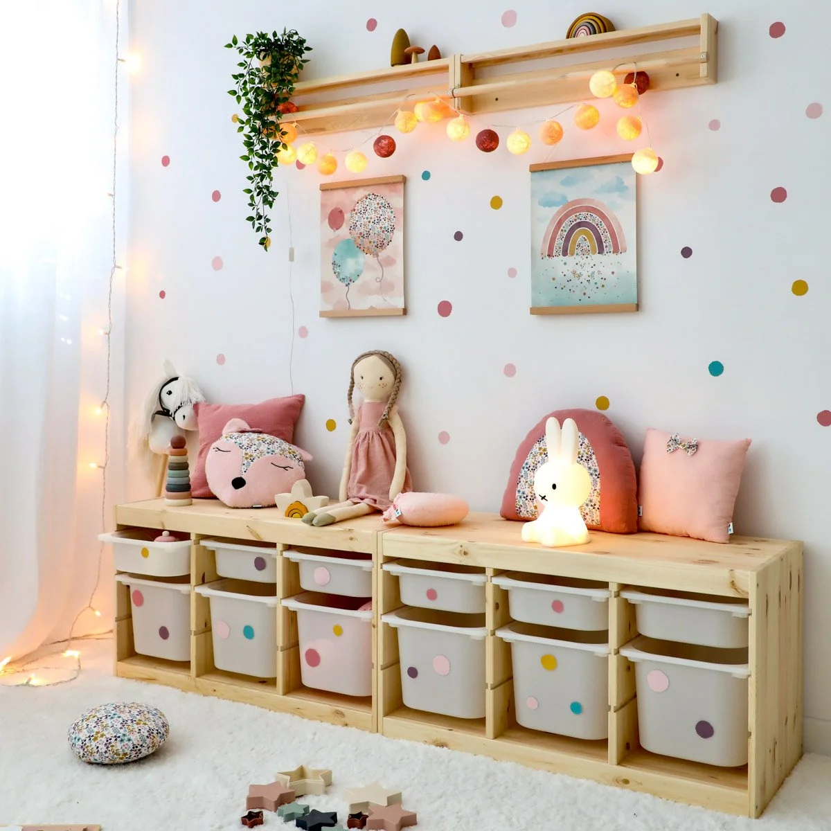 Spielzeugregal im Kinderzimmer mit übersichtlicher und alltagstauglicher Ordnung