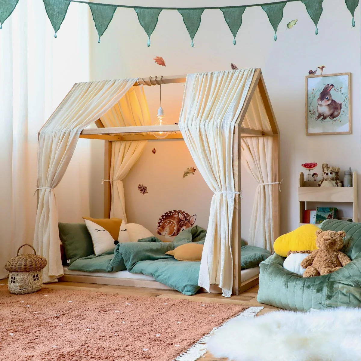 Kleines Hausbett mit Betthimmel, Teppich und grüner Wald-Deko