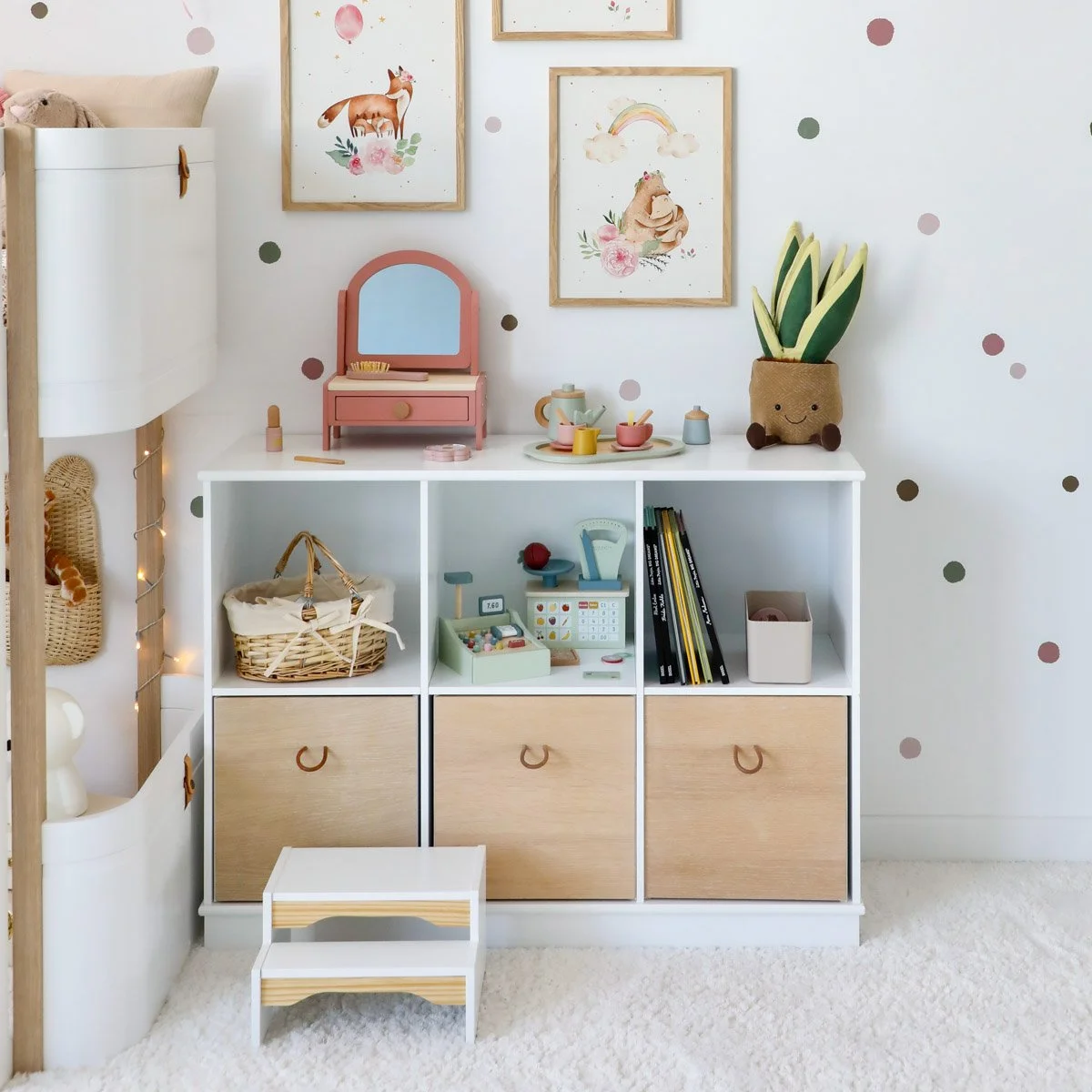 Spielzeugregal im kleinen Kinderzimmer