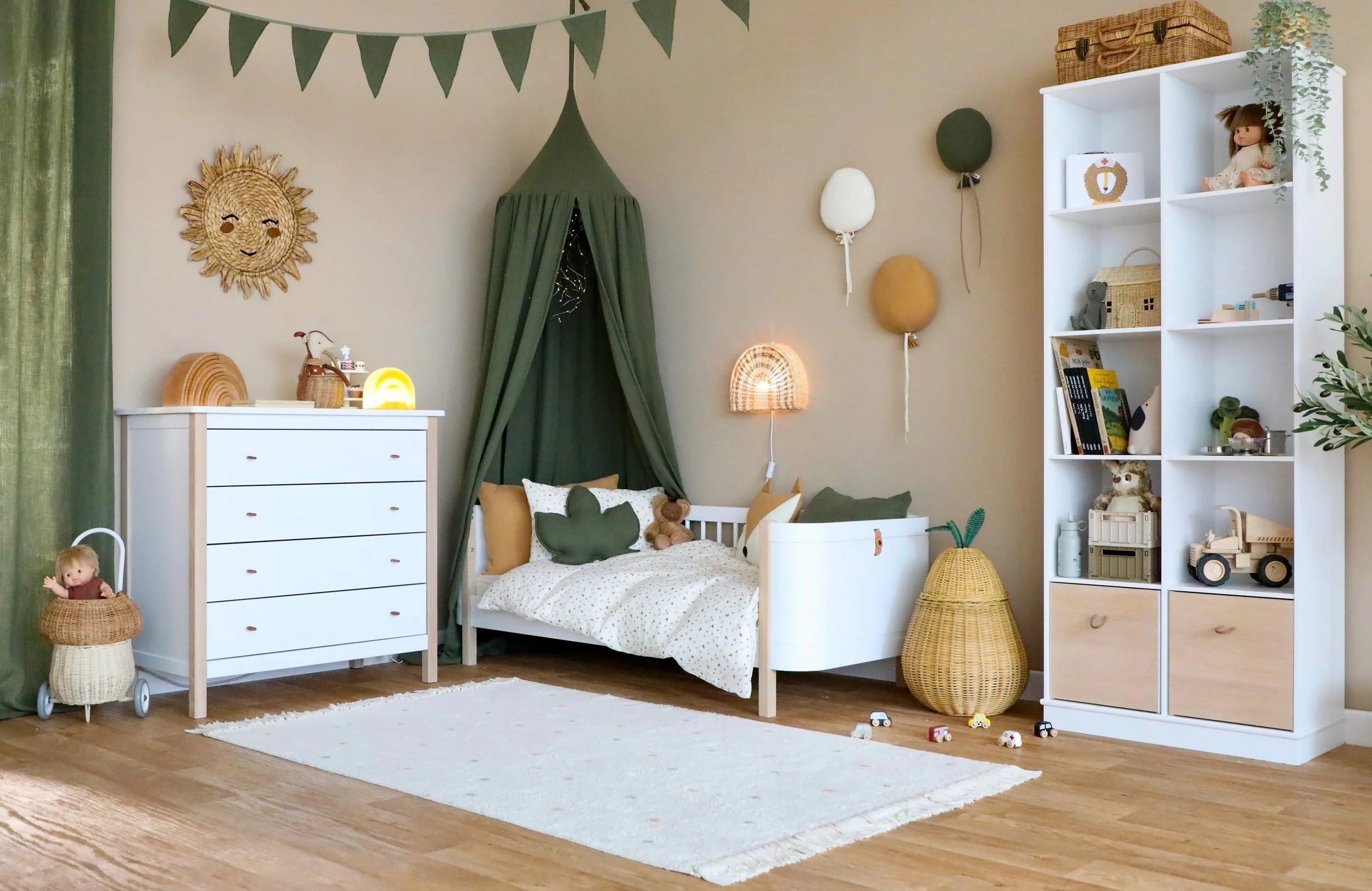 Kinderbett mit Betthimmel, Teppich, Regal und Kommode