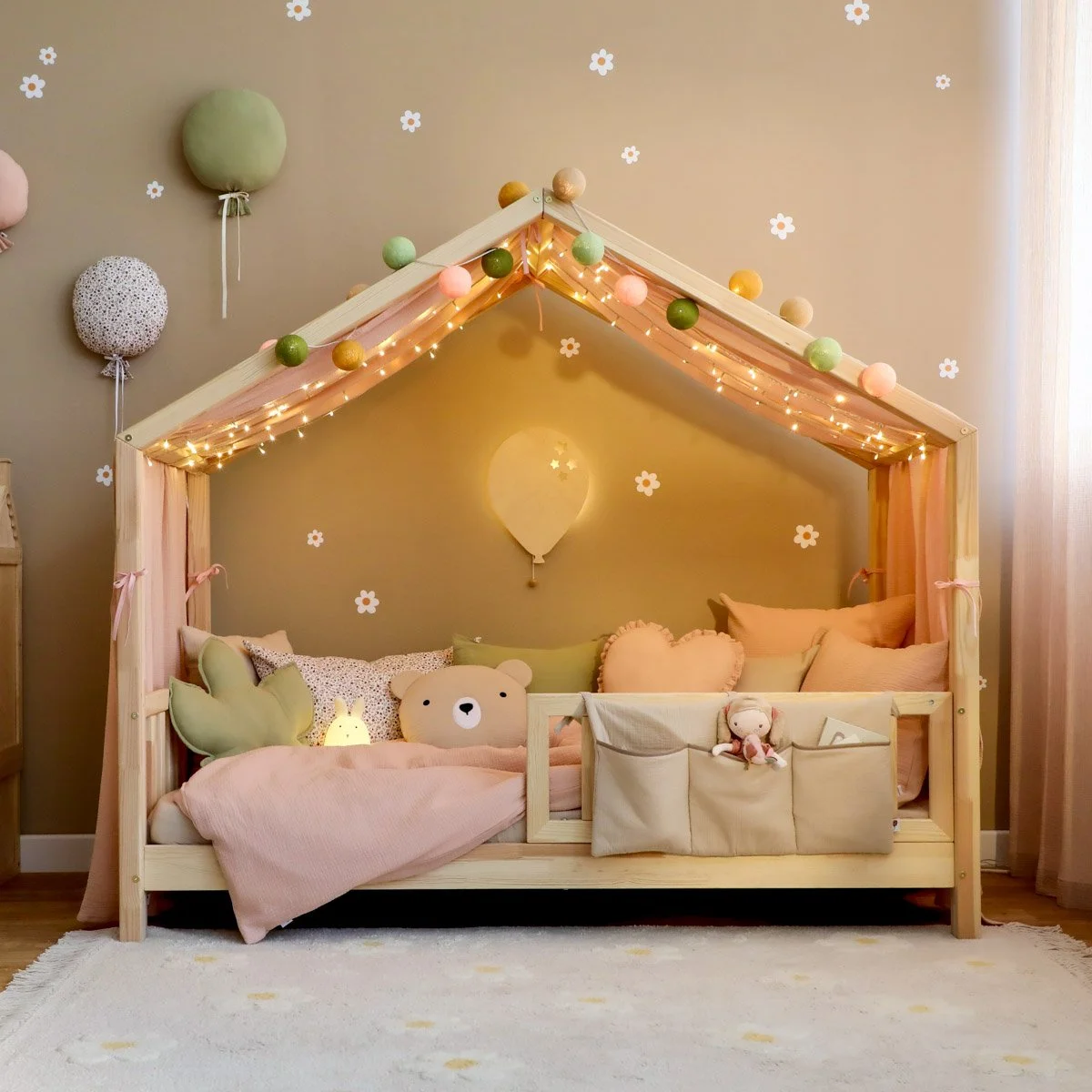 Kinderzimmer clever einrichten mit Bett, Licht und weichen Textilien