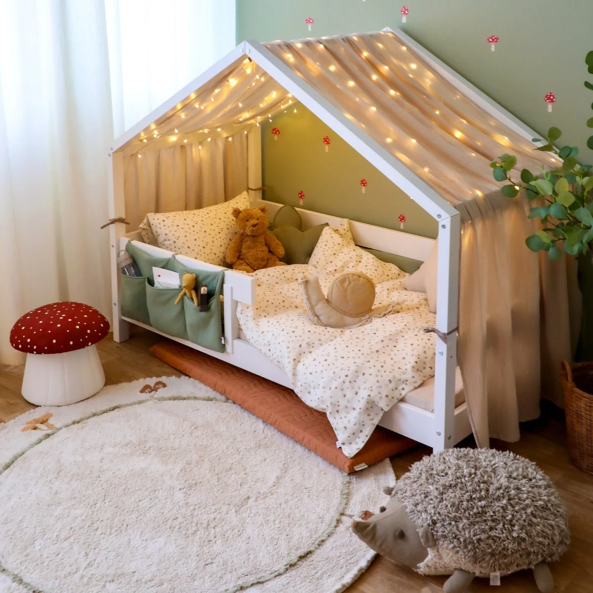 Gemütliches Kinderzimmer mit Hausbett und Kuschelteppich