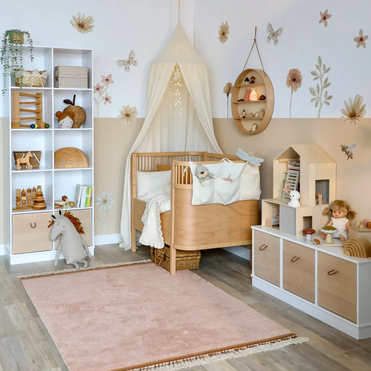 Mädchenzimmer mit Blumenwand, mitwachsendem Bett und Spielzeugregalen