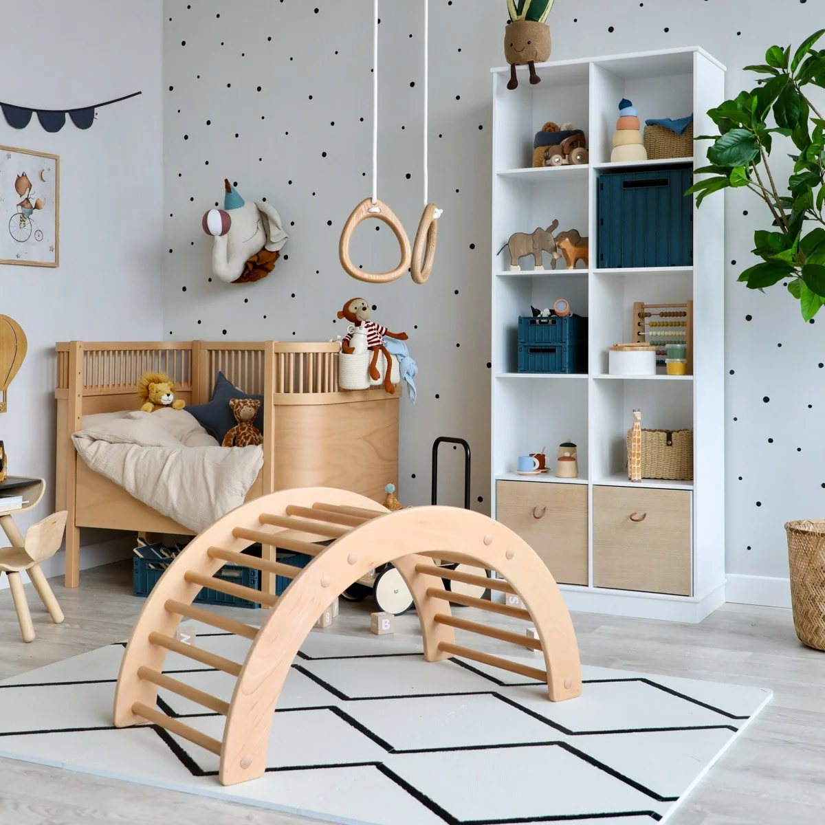 Kinderzimmer mit Kinderbett, Regal und Kletterbogen