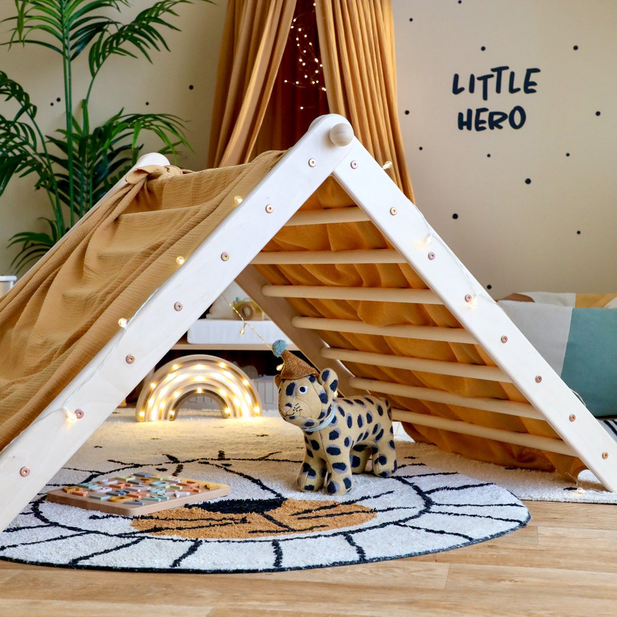 Kletterdreieck als Kuschelecke mit Teppich und Spielzeug im Jungen Kinderzimmer