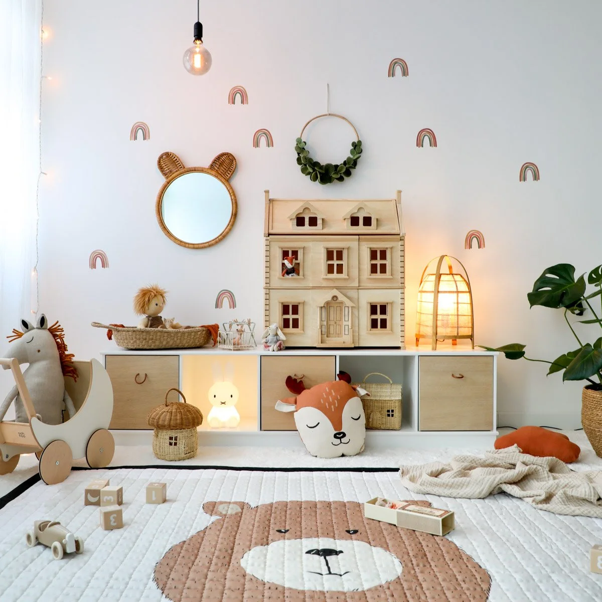 Spielzeugregal mit Puppenhaus, Spielmatte, Wanddeko und Naturelementen