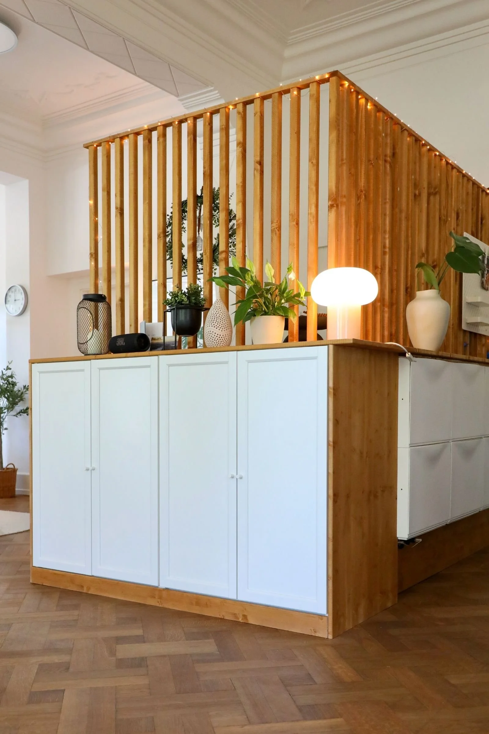 Raumteiler aus Billy Regalen und Holzplatten, mit Pflanzen, Deko und Lampe