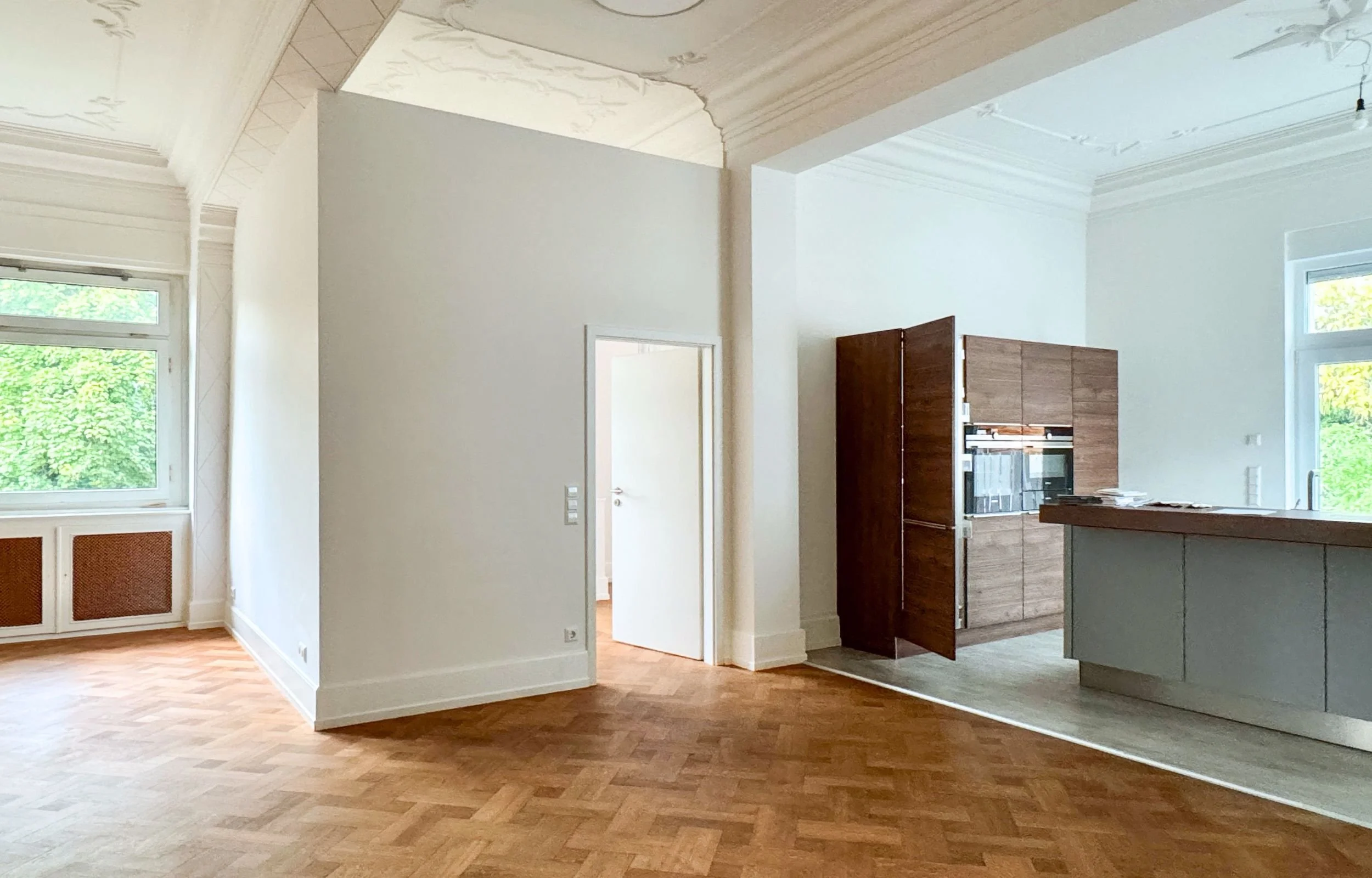 Altbau-Wohnung mit Eichenparket, Stuckdecken und offener Küche