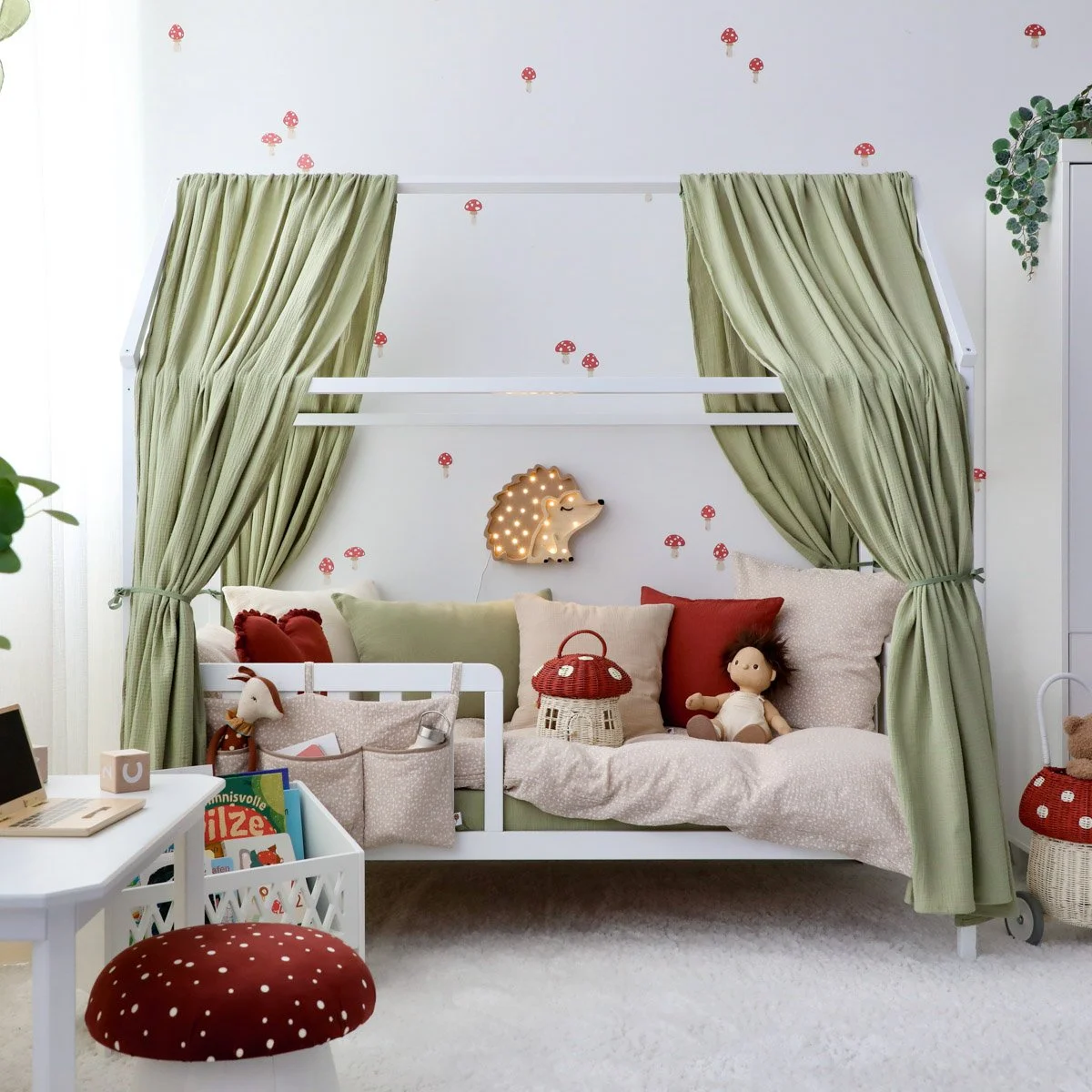 Hausbett mit grünem Betthimmel und roter Pilzdeko