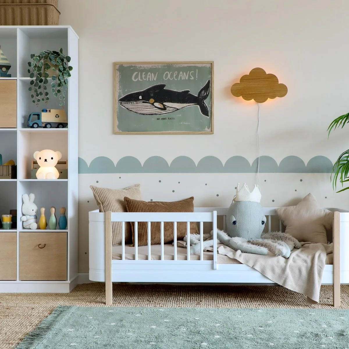 Gemütliches Kinderzimmer mit natürlichen Farben, Holz und weichen Textilien