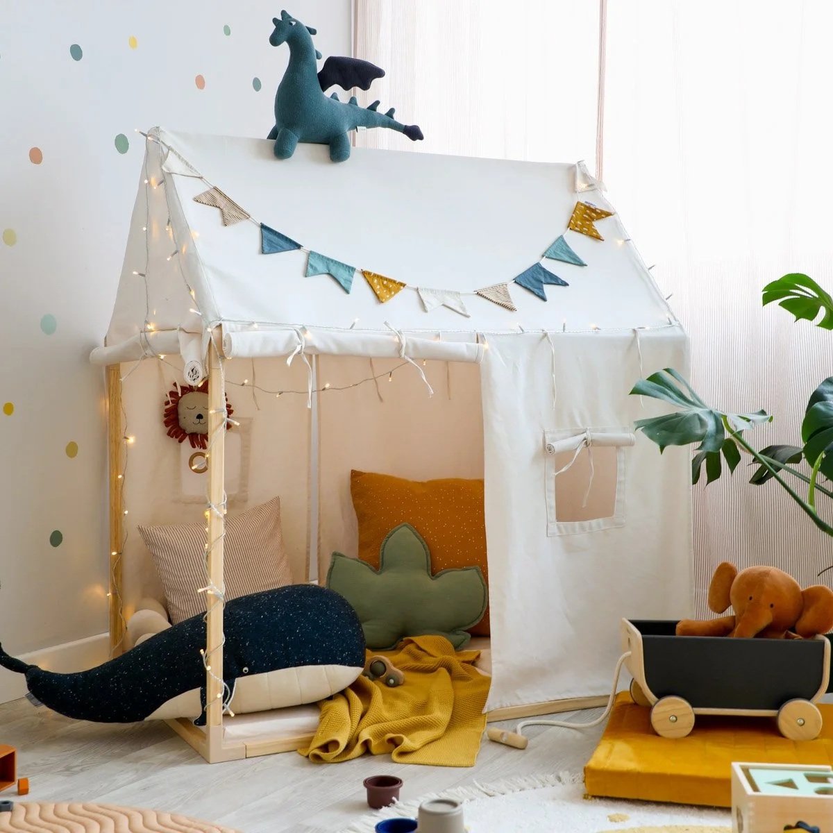 Spielhaus mit Kuscheltieren und Deko im Jungenzimmer