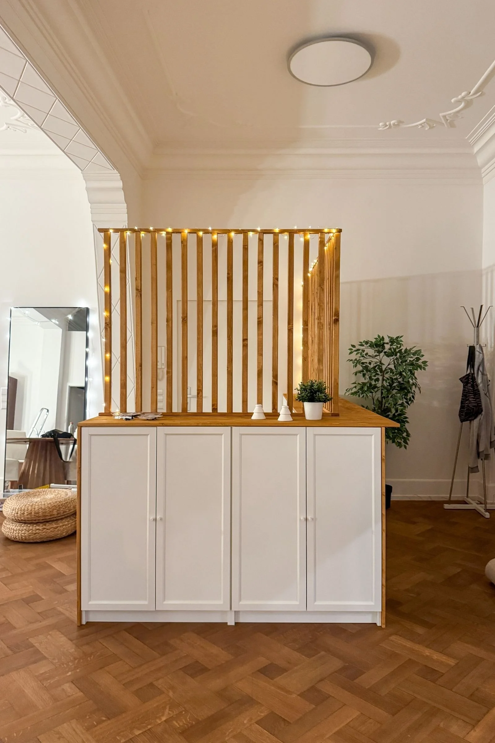 Billy Regale mit Holzplatte im Altbau-Wohnzimmer mit Eichenboden, weißen Wänden und Stuckdecke