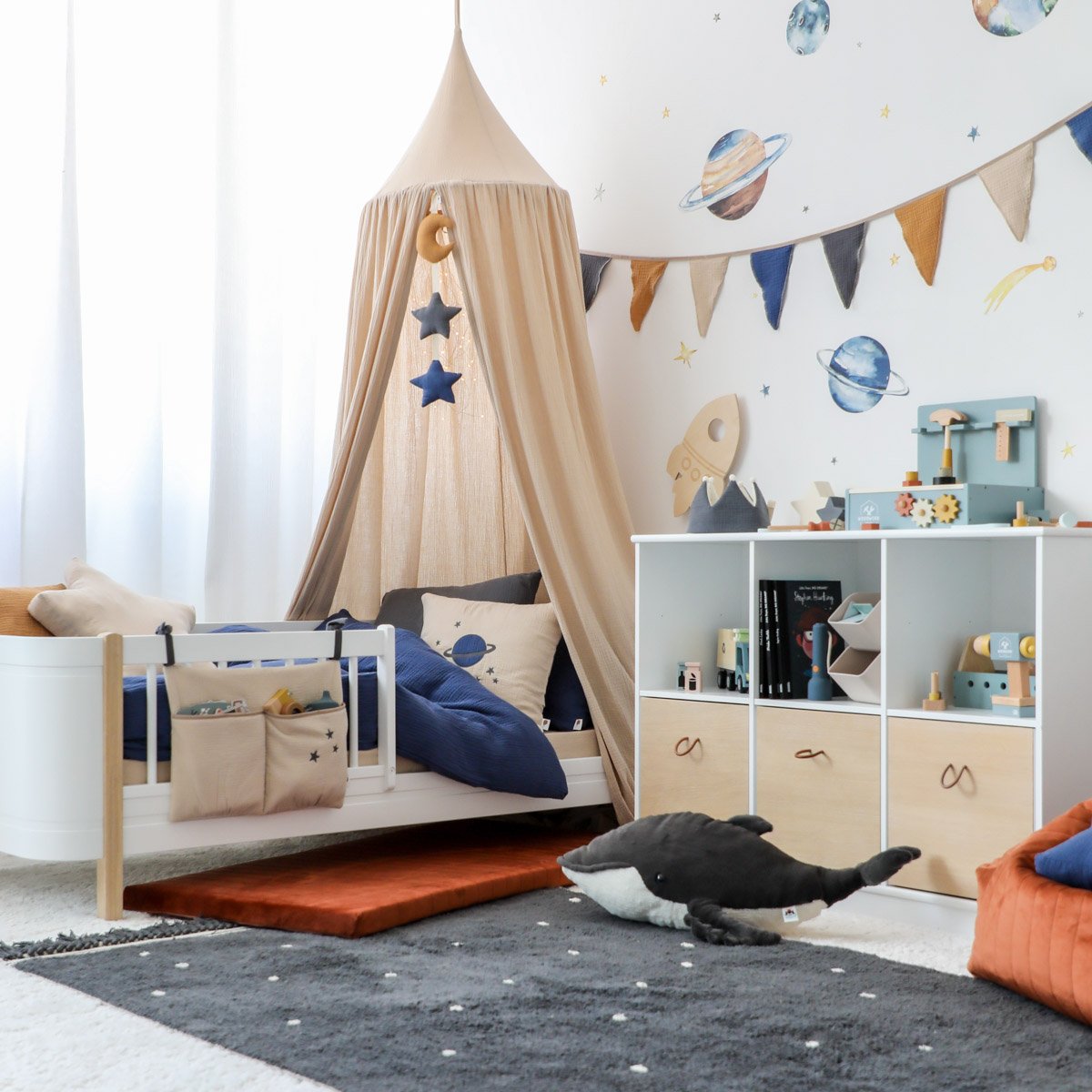 Kinderbett und Regal mit Weltall Deko in Blau und Beige