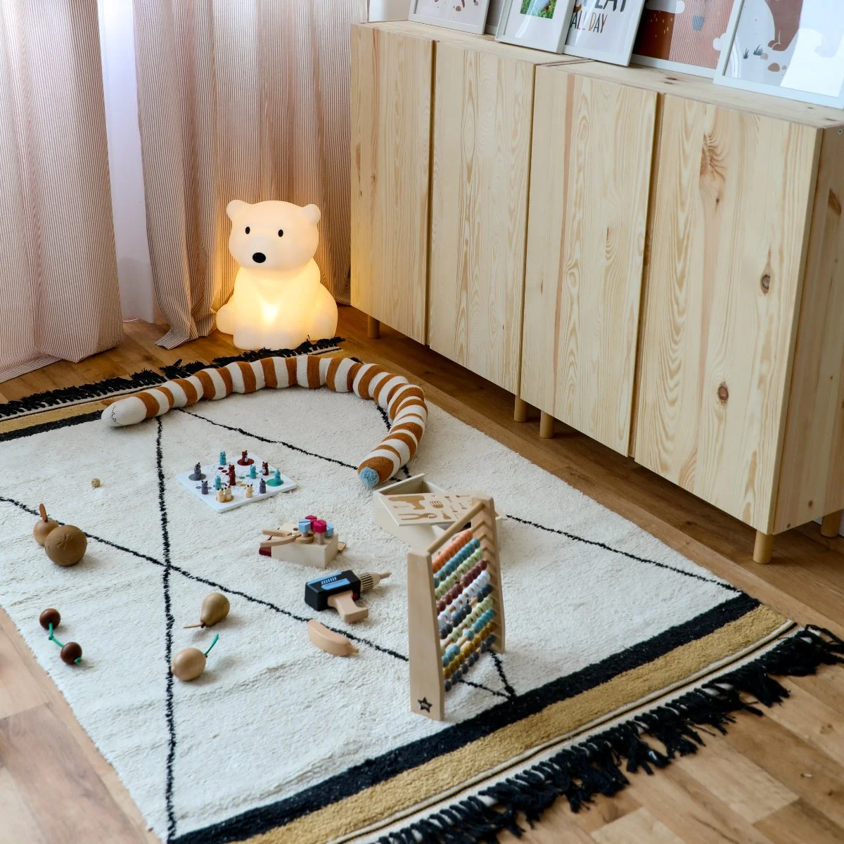 Kinderzimmer mit Spielteppich, freier Bodenfläche und geschlossenem Stauraum