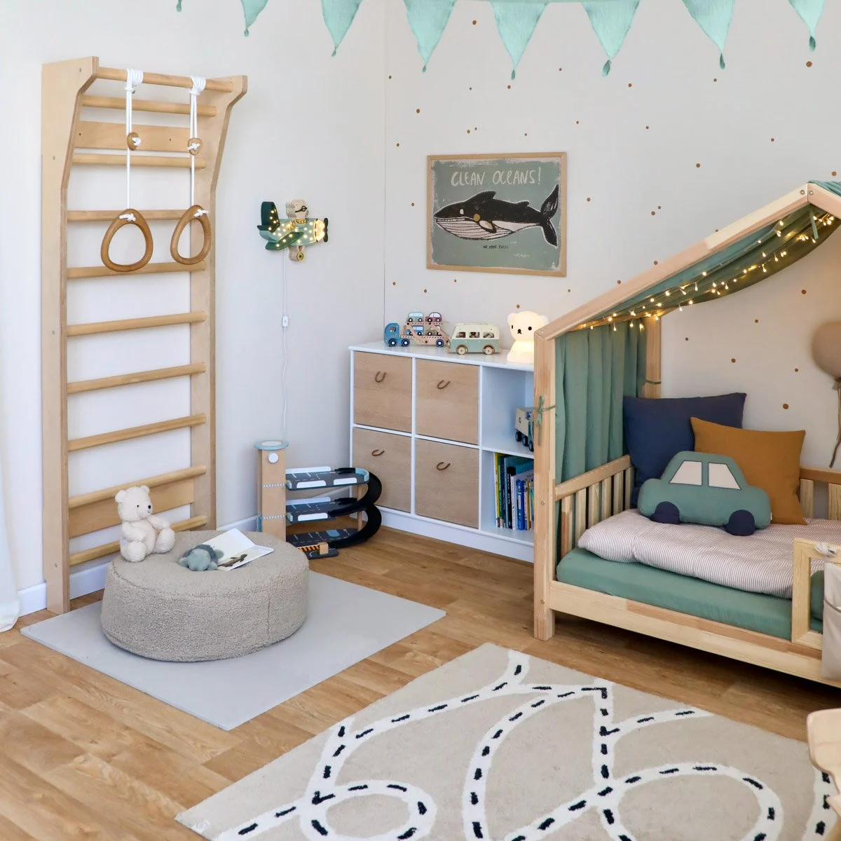 Kletterwand im Jungenzimmer mit Hausbett und Regal