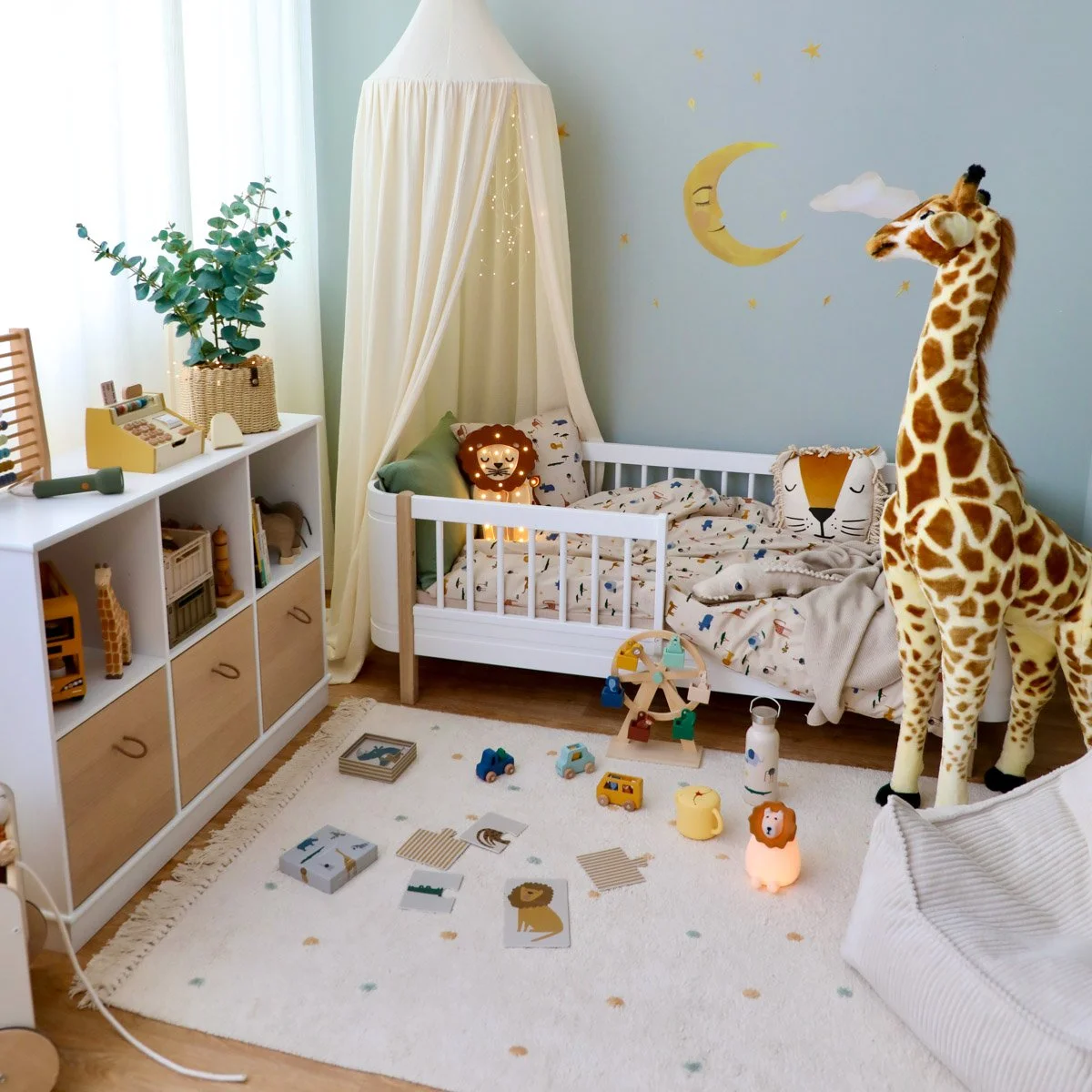 Kinderbett und Regal im hellen Zimmer mit weichem Teppich