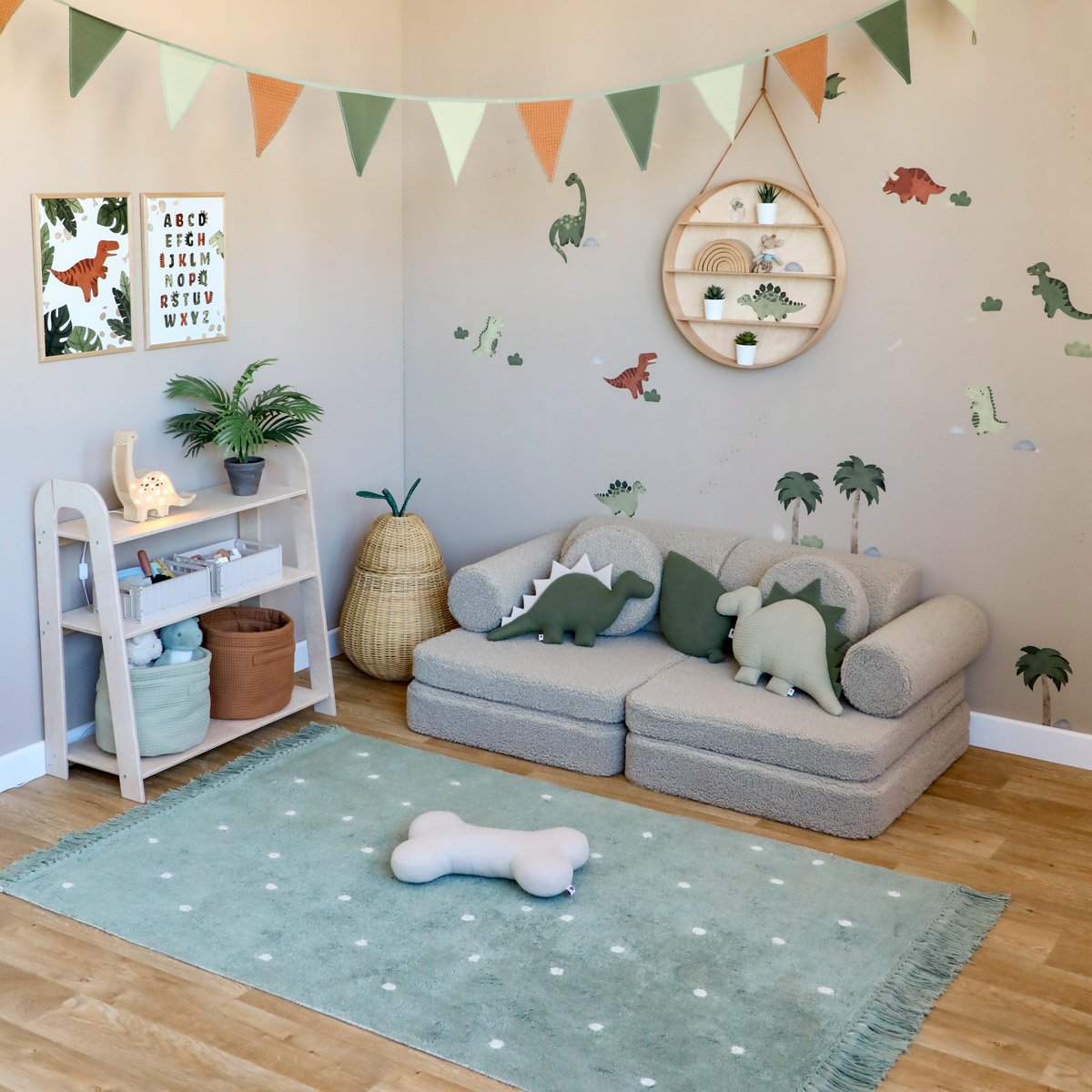 Dino-Kinderzimmer mit Wandstickern, Spielsofa und grünem Teppich