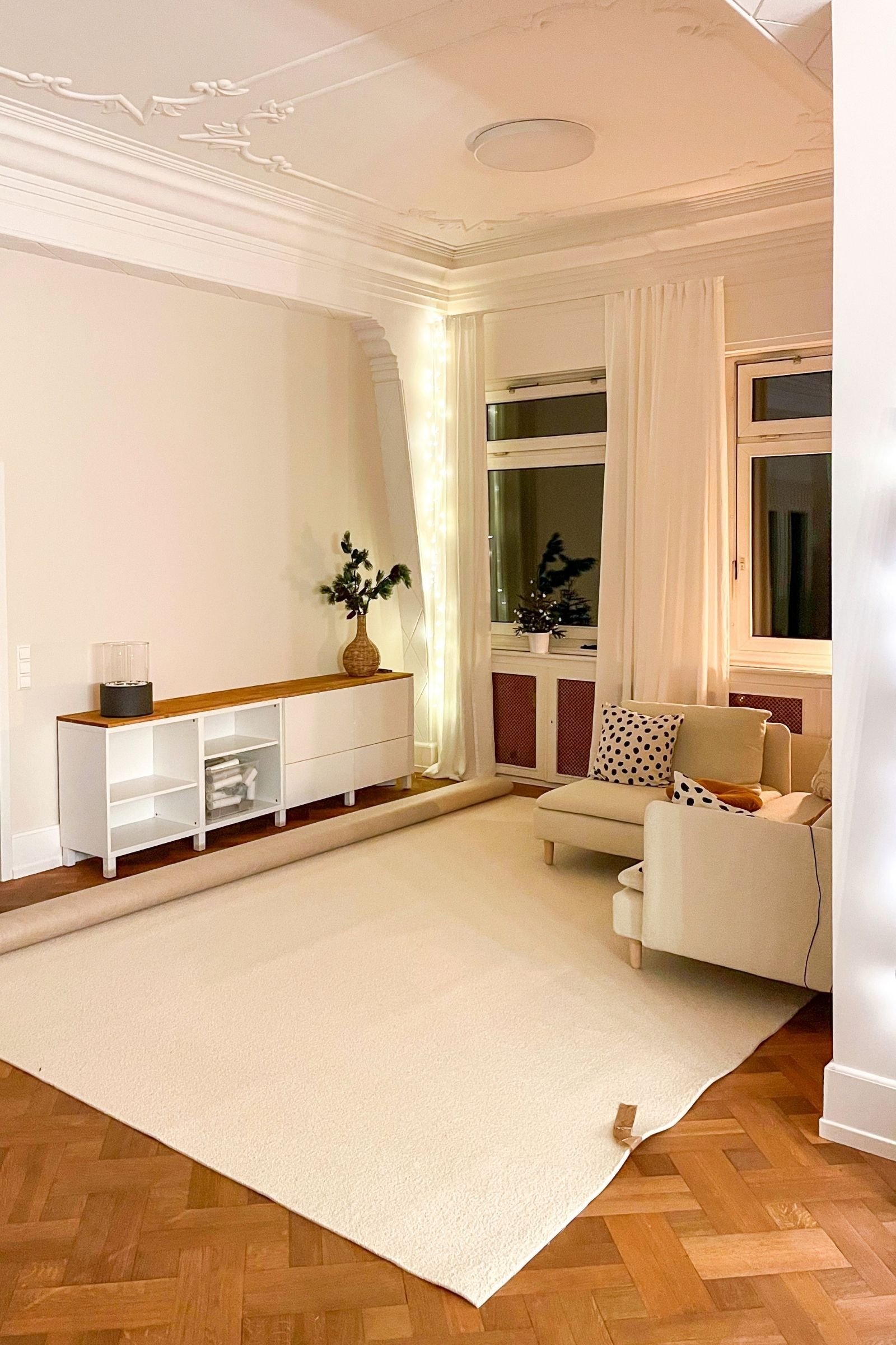Heller Teppichboden auf dem Eichenparkett im Altbau-Wohnzimmer