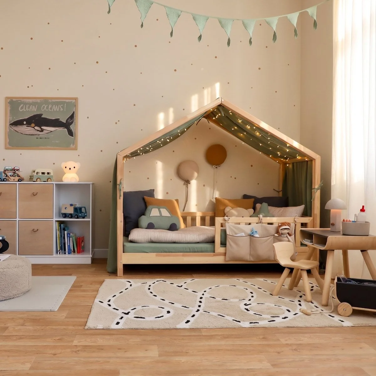Kleines Kinderzimmer einrichten mit Stauraum und freier Spielfläche