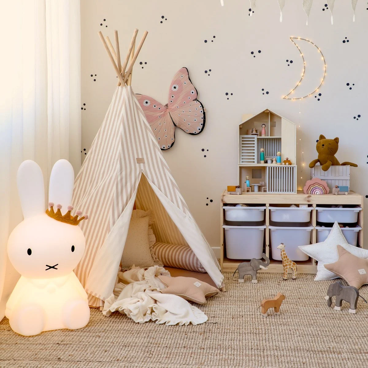 Helles Kinderzimmer mit Spielbereich, Stauraum und ruhiger Gestaltung
