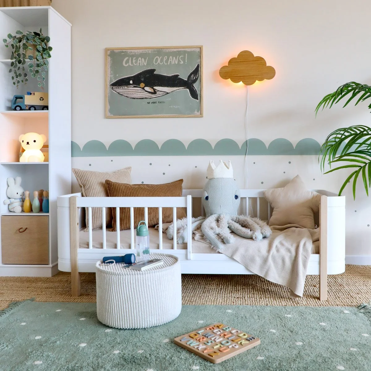 Kinderbett und Regal mit Wandlampe und Tischlamp