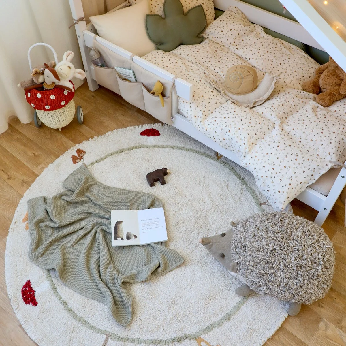 Ruhig gestaltetes Kinderzimmer mit natürlichen Materialien und sanften Farben