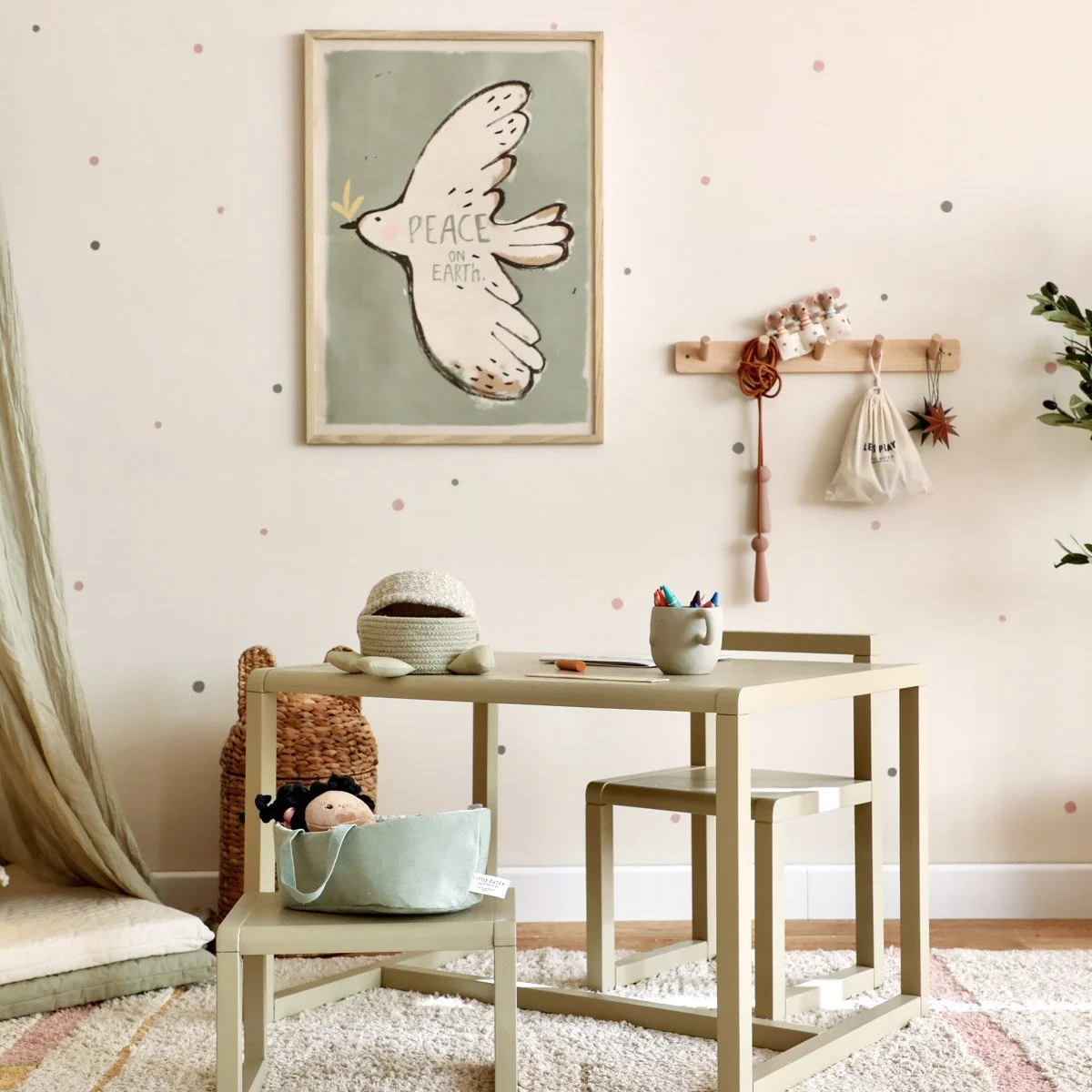 Liebevoll eingerichtetes Kinderzimmer mit ruhiger Farbwelt und klarer Struktur