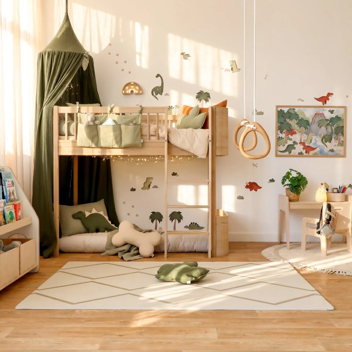 Hochbett im kleinen Kinderzimmer für mehr freie Fläche zum Spielen