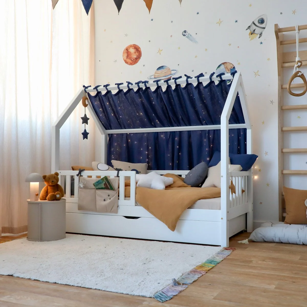 Schlafzone im Kinderzimmer mit Hausbett, weichen Textilien und geborgener Stimmung