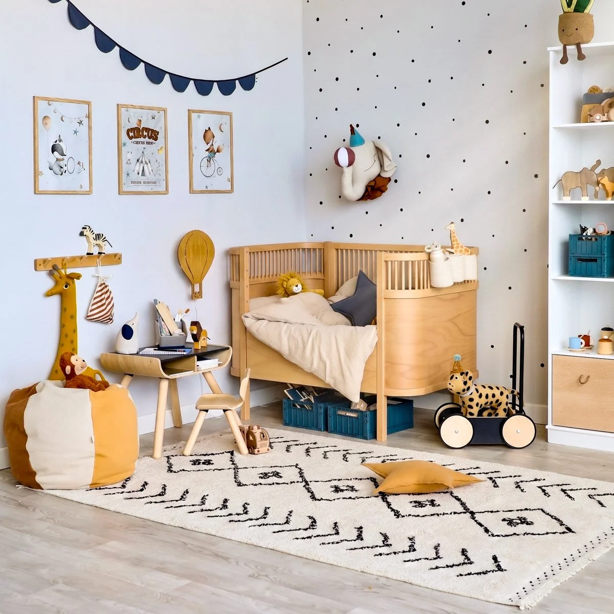 Kleines Kinderzimmer clever einrichten mit Stauraum und freier Spielfläche