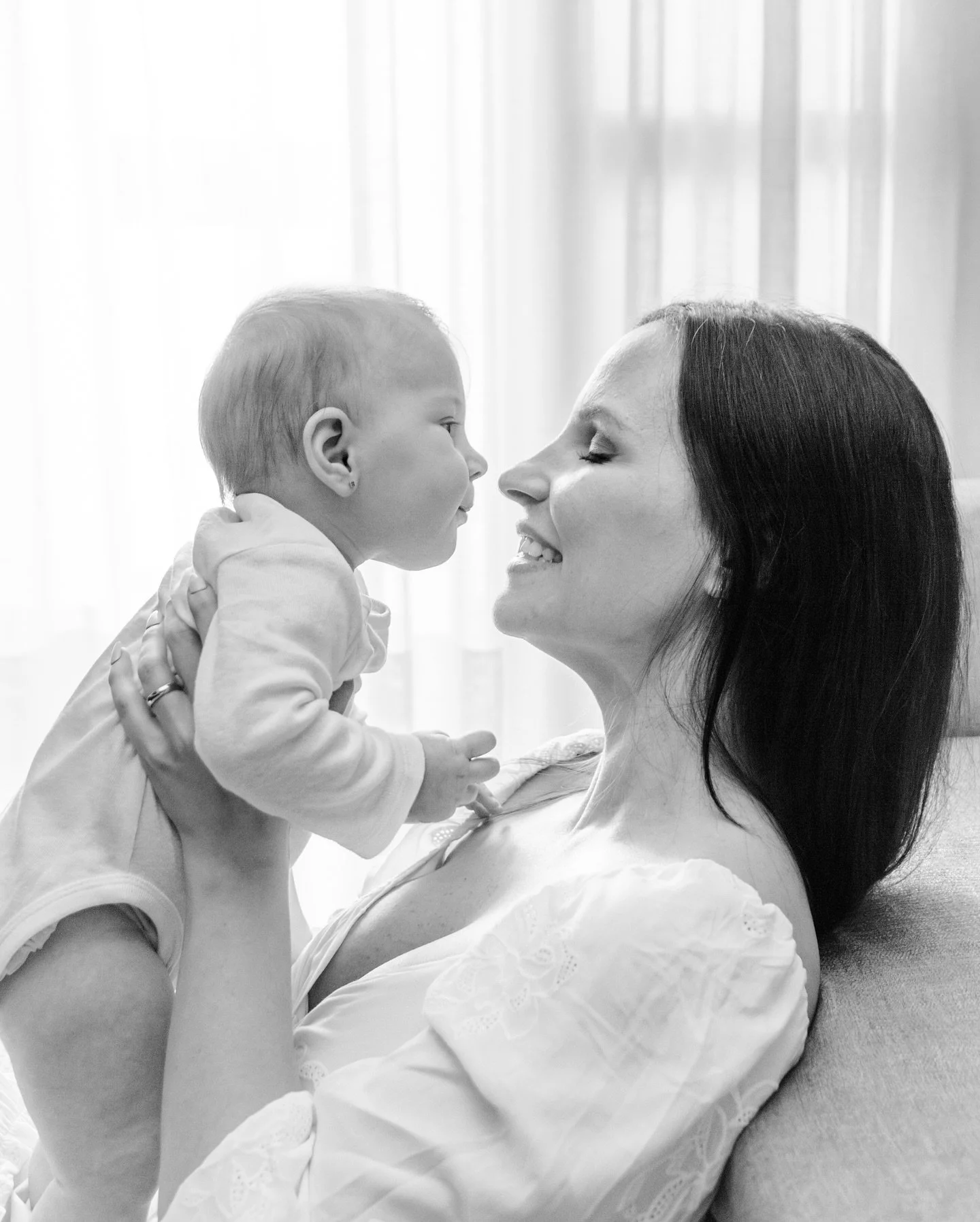 O olhar que fala sem palavras. Entre m&atilde;e e beb&ecirc; existe um elo que n&atilde;o se explica: &eacute; presen&ccedil;a, afeto, descoberta de um amor que aumenta e se renova a cada troca de olhar, gesto simples e minuto compartilhado.

Registr