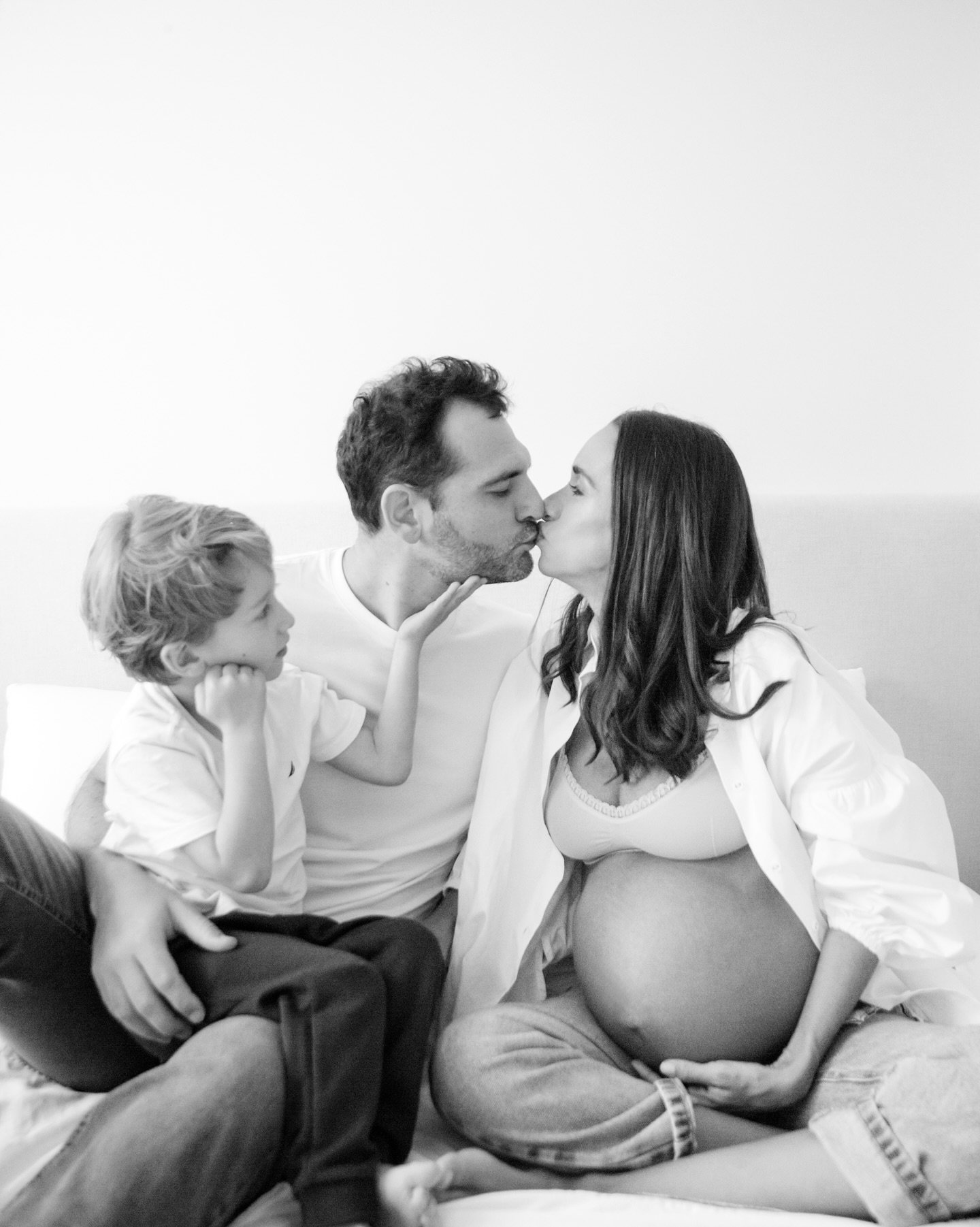 A maternidade tamb&eacute;m &eacute; dividida. Nos olhares, nas m&atilde;os que apoiam e no amor que cresce lindo e forte, junto. 
Fotografar a gesta&ccedil;&atilde;o &eacute; eternizar o come&ccedil;o de uma nova hist&oacute;ria, que agora &eacute; 