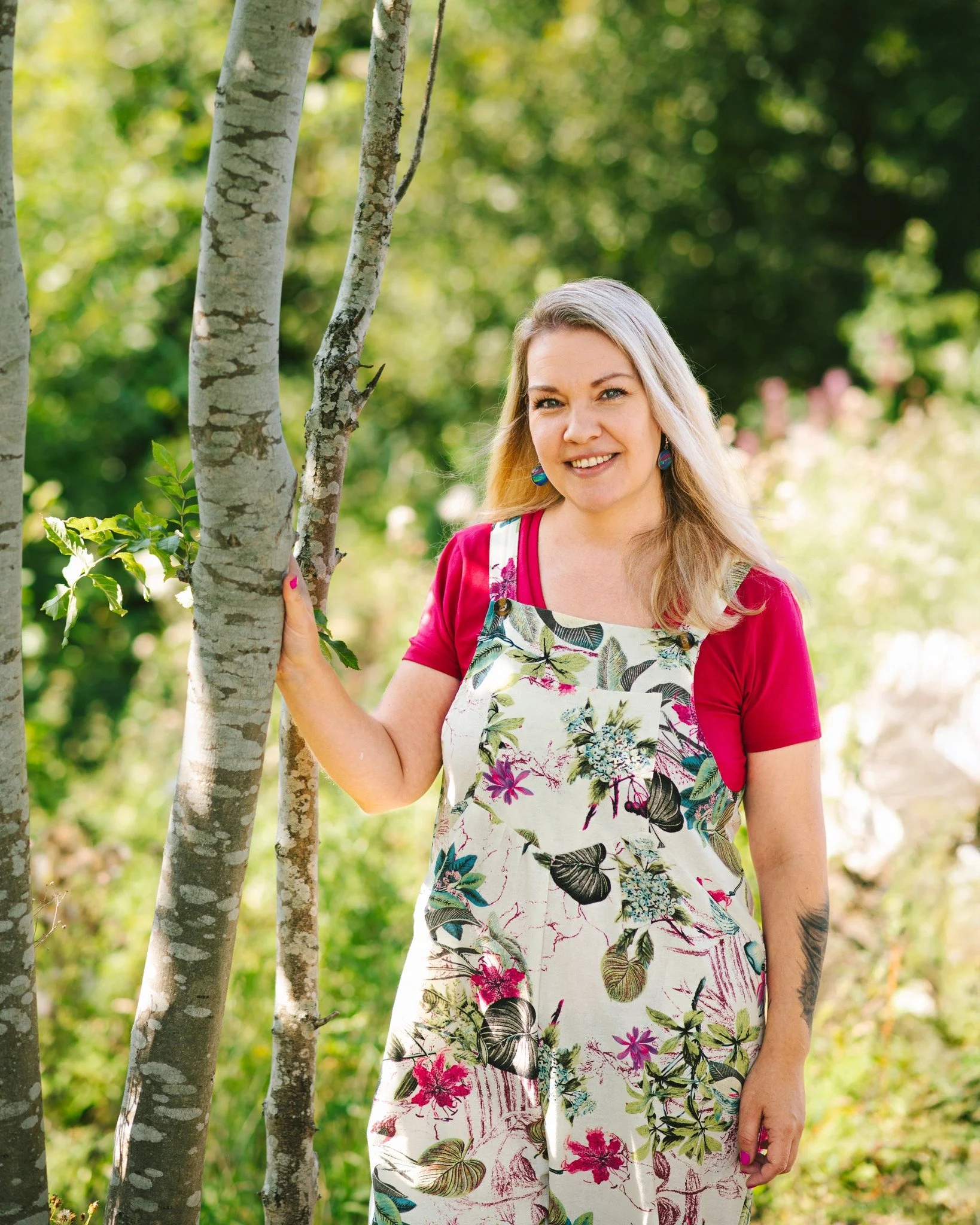*May* I introduce you to Gill, the @_mindfulartist?

I am hoping now it's May that it means more predictable weather for outdoor portraits 😅

Gill is based in Fife, she creates fluid art and teaches Mindful Art classes with a focus on wellness and m