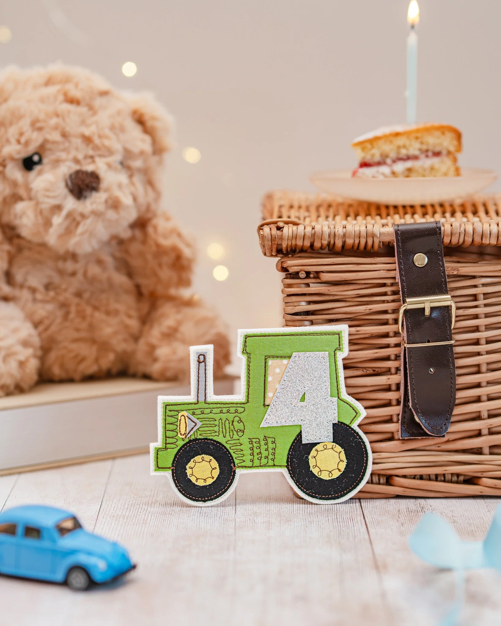 A cute wee shoot for a lovely new client - @katiesshed 💚

Katie makes a beautiful range of free motion embroidered keepsake cards and gifts, including these adorable tractor birthday badges. 

For styling we kept things neutral to suit Katie's brand