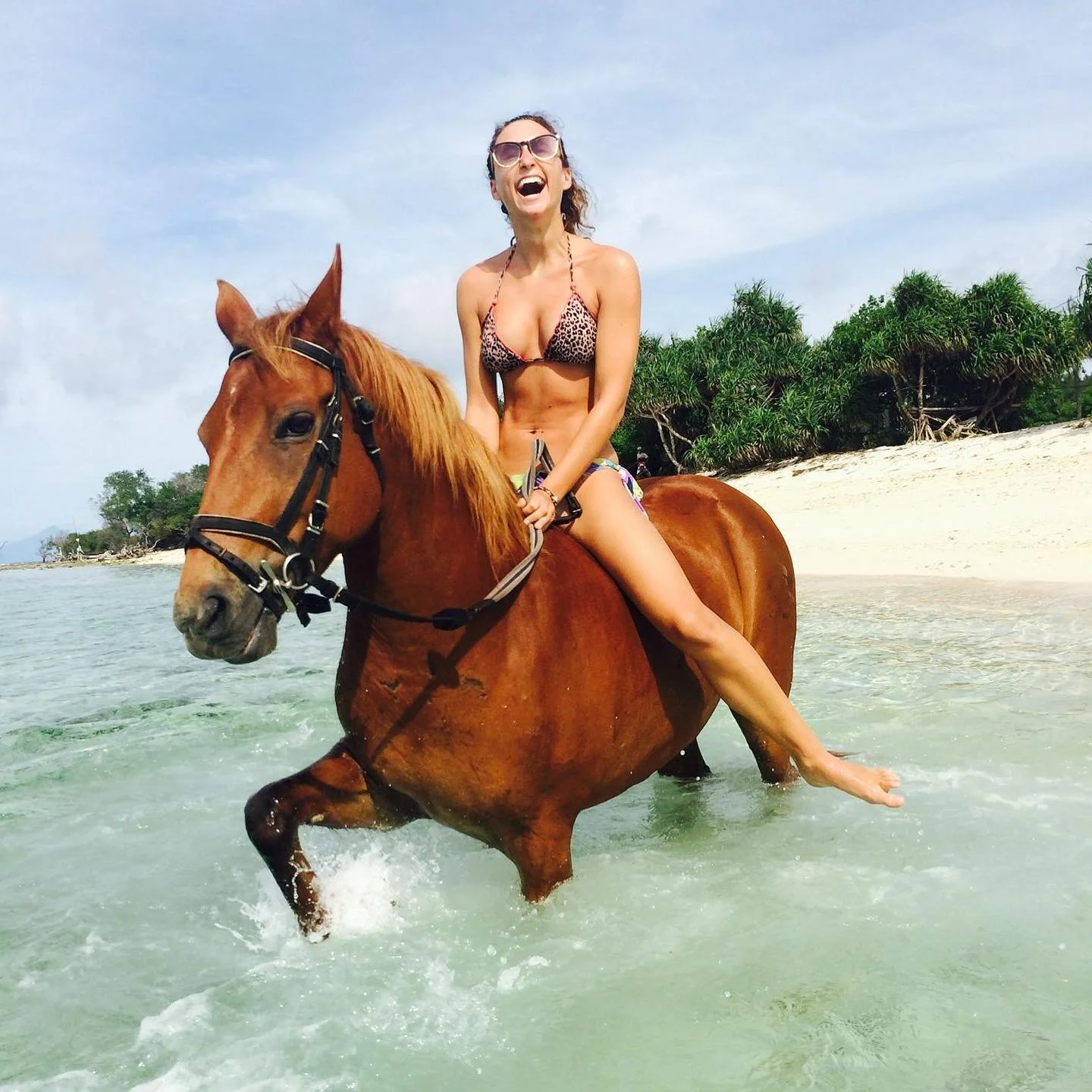 Horsing around ๐ฎ๐ฉ ๐๐ฝ 
#yesdancer #loveroflife #gigglesingili #gilitrawangan #deepak #horseplay #beach #cheesinghard #tinyisland #traveltheworldwithme