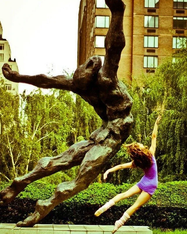 Statuesque ๐บ๐ธ๐๐ฝ 
#yesdancer #loveroflife #newyorkcity #statue #strength #fitdancer