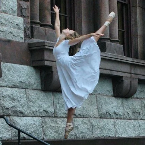 Pointe-ing towards the sky ๐บ๐ธ๐๐ฝ
#yesdancer #loveroflife #pointework  #library #angel #flight #legsfordays #fitdancer #chaseyourdreams #arabasque #balletalldayeveryday